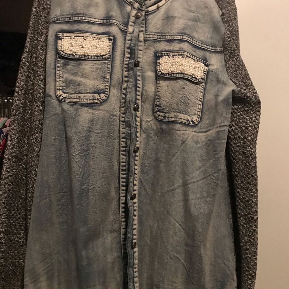 Blue jeans shirt with Juel beeded pockets